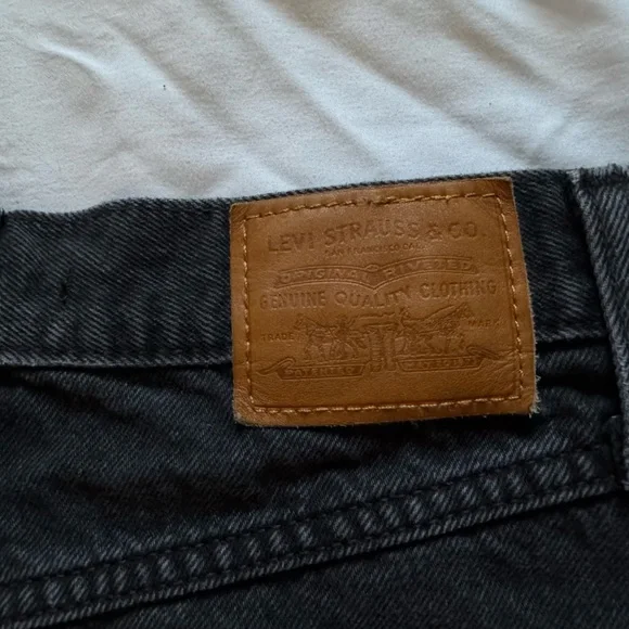 Levi’s Black Denim High-Waisted 80s Mom Shorts - Picture 7 of 8
